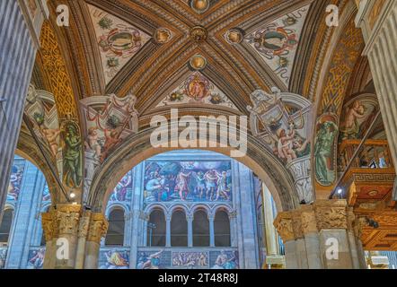 Parma, Italia - 11 febbraio 2020: Dettaglio degli affreschi della navata della Cattedrale di Santa Maria Assunta Foto Stock