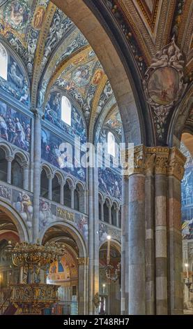 Parma, Italia - 11 febbraio 2020: Dettaglio degli affreschi della navata della Cattedrale di Santa Maria Assunta Foto Stock