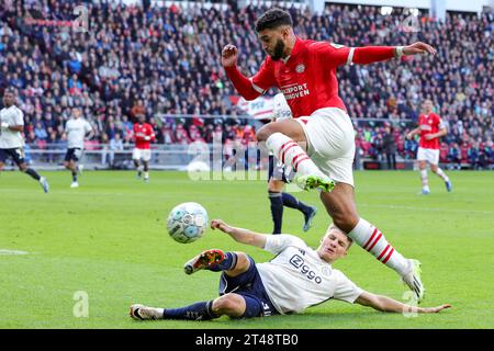 EINDHOVEN, PAESI BASSI - OTTOBRE 29: Ismael Saibari (PSV Eindhoven) e Anton Gaaei (AFC AJAX) si battono per il pallone durante la partita Eredivisie del PSV Foto Stock