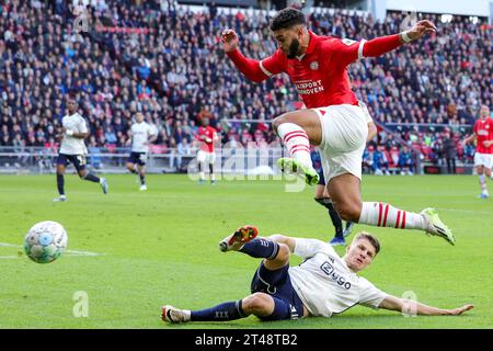 EINDHOVEN, PAESI BASSI - OTTOBRE 29: Ismael Saibari (PSV Eindhoven) e Anton Gaaei (AFC AJAX) si battono per il pallone durante la partita Eredivisie del PSV Foto Stock