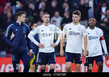 EINDHOVEN, PAESI BASSI - OTTOBRE 29: Kenneth Taylor (AFC AJAX), Anton Gaaei (AFC AJAX), Steven Bergwijn (AFC AJAX) guarda durante la matematica Eredivisie Foto Stock