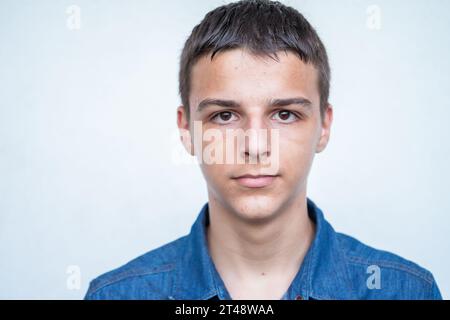 Ritratto di un adolescente caucasico su sfondo bianco. Foto di alta qualità Foto Stock