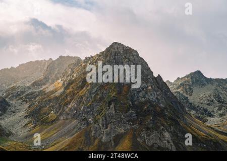 Vista aerea/drone di una cima di montagna vicino al col du Tourmalet nei Pirenei francesi Foto Stock