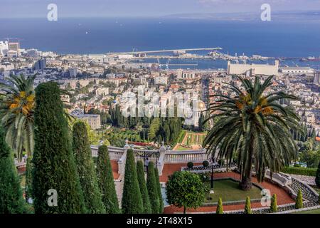 I giardini Bahai e il Santuario del Bab sopra la città israeliana di Haifa, il porto navale, il centro e il Mar Mediterraneo. I giardini Bahai e il Santuario di t Foto Stock