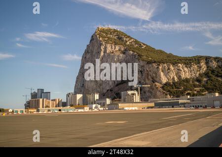 La Rocca di Gibilterra e l'aeroporto e l'area di atterraggio sono un territorio britannico d'oltremare. Foto Stock