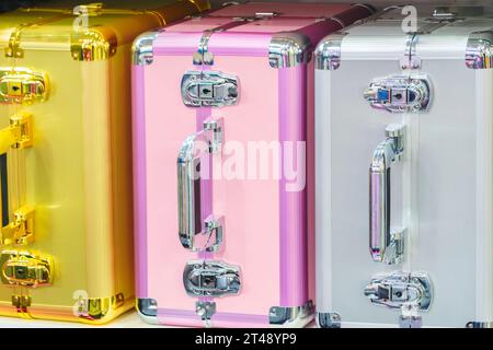 valigie in plastica multicolore per donne in fila in un negozio Foto Stock