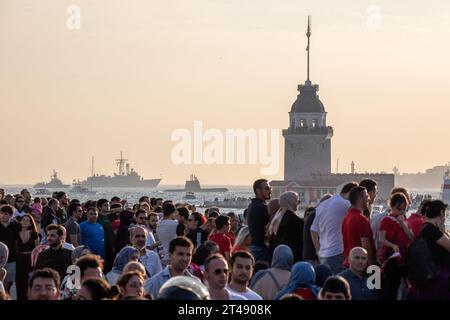 Istanbul, Turkiye. 29 ottobre 2023: In occasione del 100° anniversario della Repubblica, la marina turca organizzò la più grande parata ufficiale della storia turca con 100 navi nel Bosforo, Istanbul, Turchia il 29 ottobre 2023. Nella parata chiamata ''100 Ships in the 100th year'', TCG Anadolu, TCG Nusret, così come 11 fregate, 10 sommergibili, 4 corvette, 4 pattugliatori, 17 barche d'assalto, 8 navi da caccia mine, 5 navi da rifornimento, 6 navi da sbarco anfibie. hanno partecipato 10 navi da sbarco, 18 navi della classe ausiliaria e 4 imbarcazioni d'attacco. Crediti: ZUMA Press, Inc./Alamy Live News Foto Stock