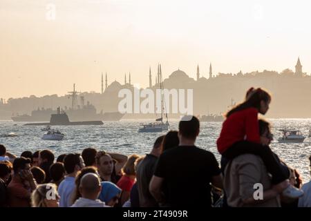 Istanbul, Turkiye. 29 ottobre 2023: In occasione del 100° anniversario della Repubblica, la marina turca organizzò la più grande parata ufficiale della storia turca con 100 navi nel Bosforo, Istanbul, Turchia il 29 ottobre 2023. Nella parata chiamata ''100 Ships in the 100th year'', TCG Anadolu, TCG Nusret, così come 11 fregate, 10 sommergibili, 4 corvette, 4 pattugliatori, 17 barche d'assalto, 8 navi da caccia mine, 5 navi da rifornimento, 6 navi da sbarco anfibie. hanno partecipato 10 navi da sbarco, 18 navi della classe ausiliaria e 4 imbarcazioni d'attacco. Crediti: ZUMA Press, Inc./Alamy Live News Foto Stock