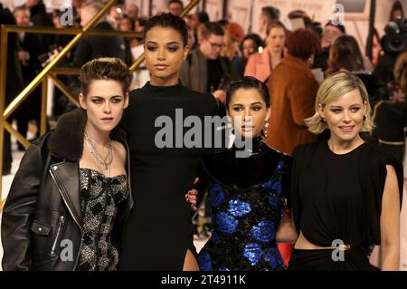 Kristen Stewart, Ella Balinska, Naomi Scott e la regista Elizabeth Banks partecipano alla premiere britannica "Charlies Angels" al Curzon Mayfair di Londra. Foto Stock