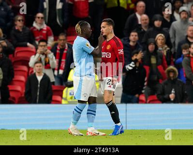 Manchester, Regno Unito. 29 ottobre 2023. Jeremy Doku del Manchester City scalda Alejandro Garnacho del Manchester United dopo averlo fallo durante la partita di Premier League all'Old Trafford, Manchester. Il credito fotografico dovrebbe leggere: Andrew Yates/Sportimage Credit: Sportimage Ltd/Alamy Live News Foto Stock