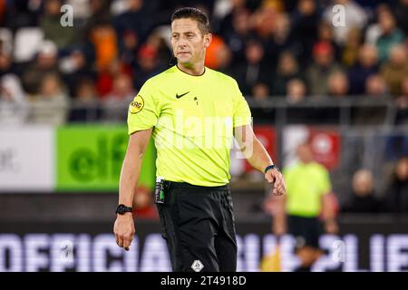 Alkmaar, Paesi Bassi. 29 ottobre 2023. ALKMAAR, PAESI BASSI - OTTOBRE 29: L'arbitro Jeroen Manschot durante la partita olandese Eredivisie tra AZ e NEC all'AFAS Stadion il 29 ottobre 2023 ad Alkmaar, Paesi Bassi. (Foto di Broer van den Boom/Orange Pictures) credito: Orange Pics BV/Alamy Live News Foto Stock