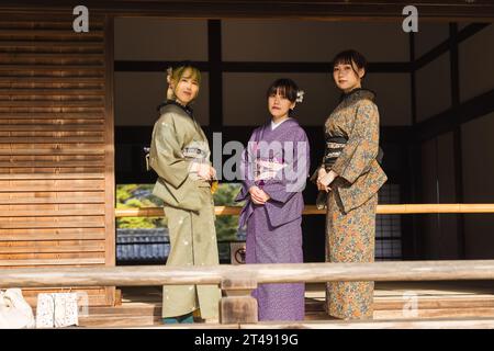 Kyoto, Giappone - 16 aprile 2023: Tre giovani donne giapponesi in abiti tradizionali Kimono. Il Kimono è un indumento tradizionale giapponese e nazionale Foto Stock