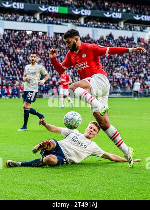 EINDHOVEN - (l-r) Anton Gaaei di Ajax, Ismael Saibari del PSV Eindhoven durante la partita olandese Eredivisie tra PSV Eindhoven e Ajax Amsterdam allo stadio Phillips il 29 ottobre 2023 a Eindhoven, Paesi Bassi. ANP OLAF KRAAK Foto Stock