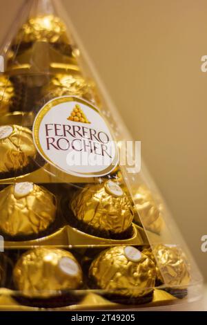 Cracovia, Polonia - 24 dicembre 2023: Primo piano di un cioccolato ferrero rocher in una scatola a triangolo Foto Stock