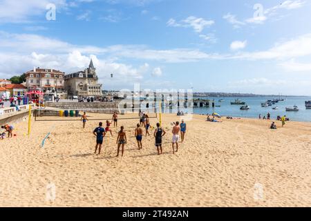 Beach volley sulla spiaggia di Praia da Ribeira. Rua Fernandes Thomás, Cascais, regione di Lisbona, Portogallo Foto Stock