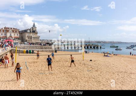 Beach volley sulla spiaggia di Praia da Ribeira. Rua Fernandes Thomás, Cascais, regione di Lisbona, Portogallo Foto Stock