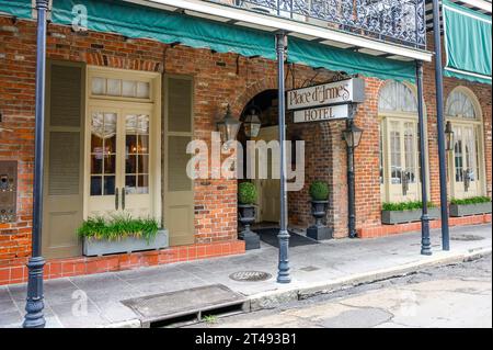 NEW ORLEANS, LOUISIANA, USA - 22 OTTOBRE 2023: Di fronte allo storico Place d'Armes Hotel in St Ann Street nel quartiere francese Foto Stock