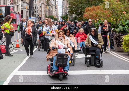 Le persone con disabilità e i loro sostenitori marciano dal Madison Square Park di New York per la Disability Pride Parade domenica 22 ottobre 2023 per celebrare l'American with Disabilities Act (ADA). L'ADA ha garantito l'accessibilità ai disabili e ha eliminato gli ostacoli all'occupazione, ai trasporti, agli alloggi pubblici, ai servizi pubblici e alle telecomunicazioni. (© Richard B. Levine) Foto Stock