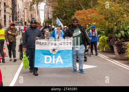 Le persone con disabilità e i loro sostenitori marciano dal Madison Square Park di New York per la Disability Pride Parade domenica 22 ottobre 2023 per celebrare l'American with Disabilities Act (ADA). L'ADA ha garantito l'accessibilità ai disabili e ha eliminato gli ostacoli all'occupazione, ai trasporti, agli alloggi pubblici, ai servizi pubblici e alle telecomunicazioni. (© Richard B. Levine) Foto Stock