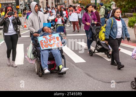 Le persone con disabilità e i loro sostenitori marciano dal Madison Square Park di New York per la Disability Pride Parade domenica 22 ottobre 2023 per celebrare l'American with Disabilities Act (ADA). L'ADA ha garantito l'accessibilità ai disabili e ha eliminato gli ostacoli all'occupazione, ai trasporti, agli alloggi pubblici, ai servizi pubblici e alle telecomunicazioni. (© Richard B. Levine) Foto Stock