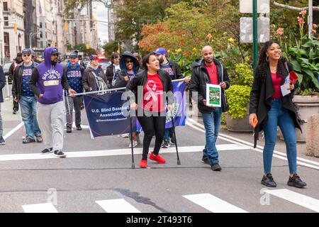 Le persone con disabilità e i loro sostenitori marciano dal Madison Square Park di New York per la Disability Pride Parade domenica 22 ottobre 2023 per celebrare l'American with Disabilities Act (ADA). L'ADA ha garantito l'accessibilità ai disabili e ha eliminato gli ostacoli all'occupazione, ai trasporti, agli alloggi pubblici, ai servizi pubblici e alle telecomunicazioni. (© Richard B. Levine) Foto Stock