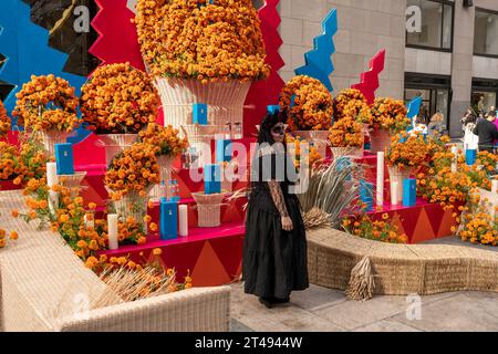 I visitatori del Rockefeller Center di New York sabato 28 ottobre 2023 in occasione dei festeggiamenti del giorno dei morti. Il giorno dei morti accoglie le anime dei morti durante la loro visita annuale a casa. (© Richard B. Levine) Foto Stock