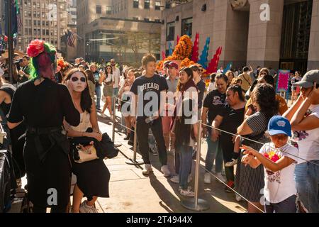 I visitatori del Rockefeller Center di New York sabato 28 ottobre 2023 in occasione dei festeggiamenti del giorno dei morti. Il giorno dei morti accoglie le anime dei morti durante la loro visita annuale a casa. (© Richard B. Levine) Foto Stock