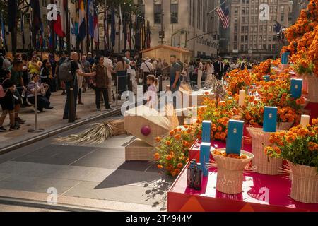 I visitatori del Rockefeller Center di New York sabato 28 ottobre 2023 in occasione dei festeggiamenti del giorno dei morti. Il giorno dei morti accoglie le anime dei morti durante la loro visita annuale a casa. (© Richard B. Levine) Foto Stock
