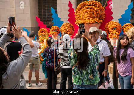 I visitatori del Rockefeller Center di New York sabato 28 ottobre 2023 in occasione dei festeggiamenti del giorno dei morti. Il giorno dei morti accoglie le anime dei morti durante la loro visita annuale a casa. (© Richard B. Levine) Foto Stock
