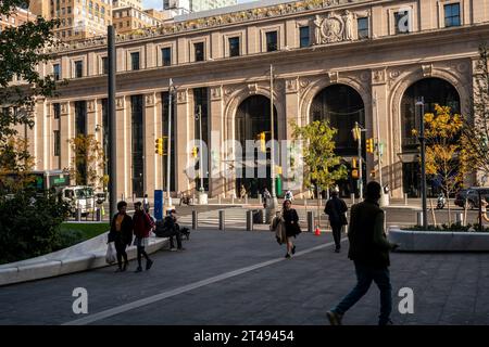 Il Daniel Patrick Moynihan Train Hall presso la Pennsylvania Station di New York e il plaza at the Manhattan West Development venerdì 27 ottobre 2023. (© Richard B. Levine) Foto Stock