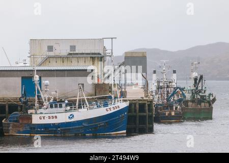1 aprile 2023 barche a Stornoway Harbour, Isola di Lewis, Scozia, in una giornata umida Foto Stock