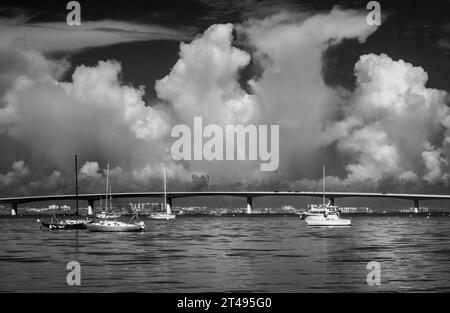 Immagine infrarossa rossa in bianco e nero delle barche nella baia di Sarasota con il ponte John Ringling Causeway in lontananza a Sarasota, Florida, USA Foto Stock