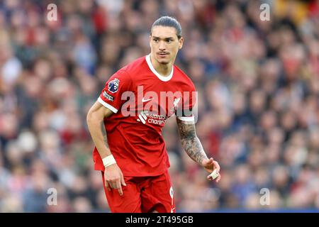 Liverpool, Regno Unito. 29 ottobre 2023. Darwin Nunez di Liverpool guarda. Partita di Premier League, Liverpool contro Nottingham Forest ad Anfield a Liverpool domenica 29 ottobre 2023. Questa immagine può essere utilizzata solo per scopi editoriali. Solo per uso editoriale, foto di Chris Stading/Andrew Orchard fotografia sportiva/Alamy Live news credito: Andrew Orchard fotografia sportiva/Alamy Live News Foto Stock