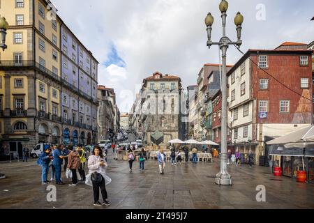 Piazza Ribiera sul lungofiume del Douro a Porto, Portogallo, il 18 ottobre 2023 Foto Stock