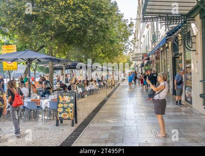 Caffè all'aperto in Rue Augusta, un viale pedonale nel quartiere centrale di Baixa a Lisbona, Portogallo Foto Stock