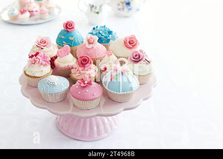 Assortimento di bellissimi cupcake su un cestino per il tè pomeridiano Foto Stock