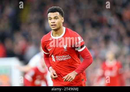 Liverpool, Regno Unito. 29 ottobre 2023. Guarda Cody Gakpo di Liverpool. Partita di Premier League, Liverpool contro Nottingham Forest ad Anfield a Liverpool domenica 29 ottobre 2023. Questa immagine può essere utilizzata solo per scopi editoriali. Solo per uso editoriale, foto di Chris Stading/Andrew Orchard fotografia sportiva/Alamy Live news credito: Andrew Orchard fotografia sportiva/Alamy Live News Foto Stock