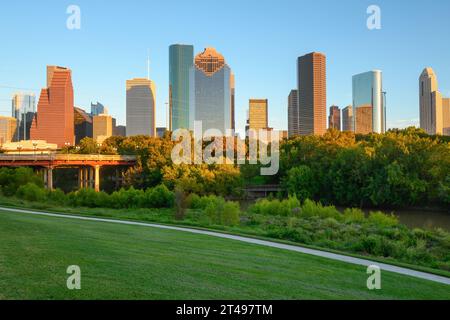 Grattacieli del centro di Houston durante il tramonto. Buffalo Bayou Park. Texas, Stati Uniti Foto Stock