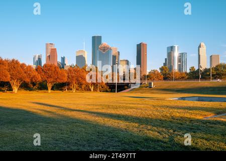 Grattacieli del centro di Houston durante il tramonto. Buffalo Bayou Park. Texas, Stati Uniti Foto Stock