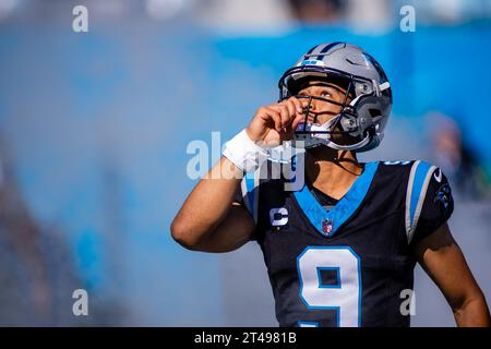 Charlotte, NC, USA. 29 ottobre 2023. Il quarterback dei Carolina Panthers Bryce Young (9) corre fuori per il match contro i Carolina Panthers a Charlotte, NC. (Scott Kinser/Cal Sport Media). Credito: csm/Alamy Live News Foto Stock