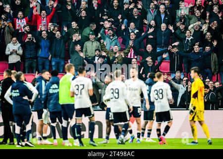 EINDHOVEN - tifosi del PSV durante il match olandese tra il PSV Eindhoven e l'Ajax Amsterdam allo stadio Phillips il 29 ottobre 2023 a Eindhoven, Paesi Bassi. ANP OLAF KRAAK Foto Stock