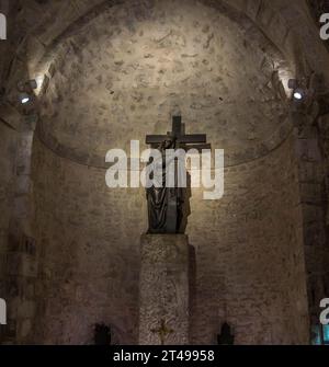 La scultura di Maria Maddalena, santa cristiana, con crocifisso, alla Grotta della Santa Croce, Chiesa del Santo Sepolcro a Gerusalemme, Isra Foto Stock