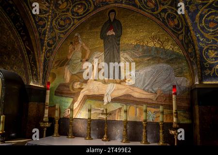 L'icona cristiana, la raffigurazione biblica di Gesù Cristo su un crocifisso, nella Chiesa del Santo Sepolcro a Gerusalemme, Israele Foto Stock