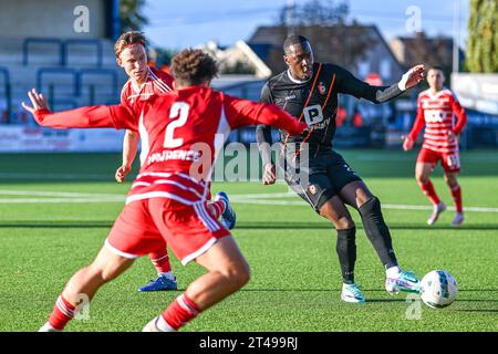 Souleymane Anne (22) di KMSK Deinze foto durante una partita di calcio tra SL16 FC e KMSK Deinze durante la decima giornata della stagione Challenger Pro League 2023-2024, domenica 29 ottobre 2023 a Vise/Wezet, Belgio . Credito: Sportpix/Alamy Live News Foto Stock