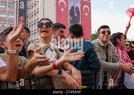 Ankara, Turchia. 29 ottobre 2023. La gente guarda la parata militare. In occasione del 100° anniversario della fondazione della Repubblica di Turchia, si è tenuta una parata militare da Piazza K?z?Lay ad Ankara alla prima grande Assemblea Nazionale della Turchia (TBMM). Credito: SOPA Images Limited/Alamy Live News Foto Stock