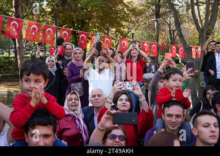 Ankara, Turchia. 29 ottobre 2023. La gente guarda la parata militare. In occasione del 100° anniversario della fondazione della Repubblica di Turchia, si è tenuta una parata militare da Piazza K?z?Lay ad Ankara alla prima grande Assemblea Nazionale della Turchia (TBMM). Credito: SOPA Images Limited/Alamy Live News Foto Stock