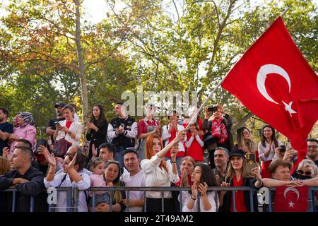 Ankara, Turchia. 29 ottobre 2023. La gente guarda la parata militare. In occasione del 100° anniversario della fondazione della Repubblica di Turchia, si è tenuta una parata militare da Piazza K?z?Lay ad Ankara alla prima grande Assemblea Nazionale della Turchia (TBMM). Credito: SOPA Images Limited/Alamy Live News Foto Stock