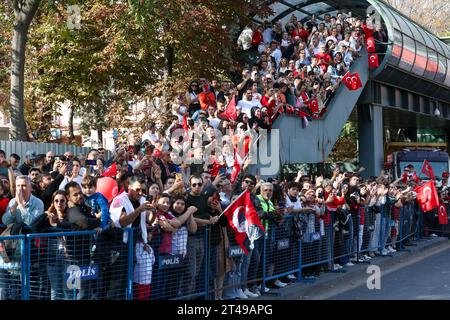 Ankara, Turchia. 29 ottobre 2023. La gente guarda la parata militare. In occasione del 100° anniversario della fondazione della Repubblica di Turchia, si è tenuta una parata militare da Piazza K?z?Lay ad Ankara alla prima grande Assemblea Nazionale della Turchia (TBMM). Credito: SOPA Images Limited/Alamy Live News Foto Stock