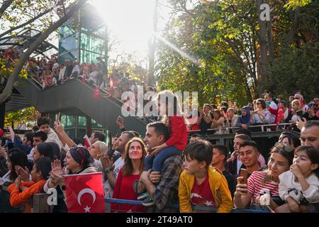 Ankara, Turchia. 29 ottobre 2023. La gente guarda la parata militare. In occasione del 100° anniversario della fondazione della Repubblica di Turchia, si è tenuta una parata militare da Piazza K?z?Lay ad Ankara alla prima grande Assemblea Nazionale della Turchia (TBMM). Credito: SOPA Images Limited/Alamy Live News Foto Stock