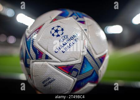 LENS, FRANCIA - 24 OTTOBRE: Pallone ufficiale con il logo UEFA Champions League durante la partita di UEFA Champions League tra RC Lens e PSV Eindhove Foto Stock